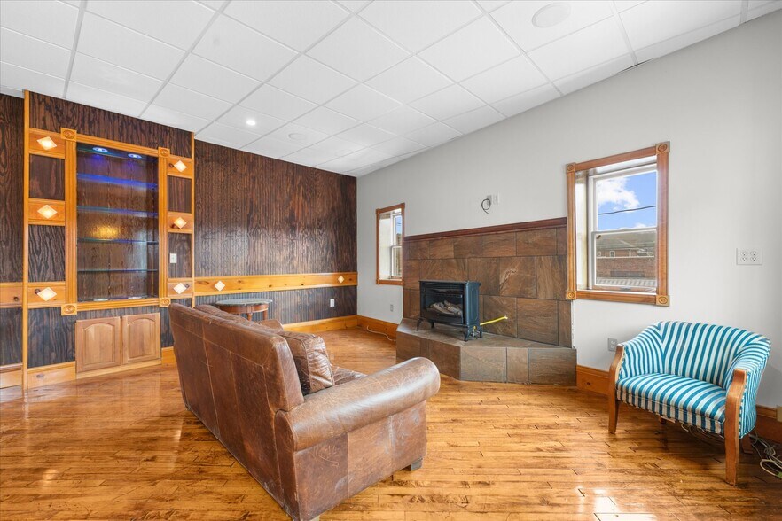 More Photos Of 102 S Richmond St, Fleetwood Warehouse For Sale