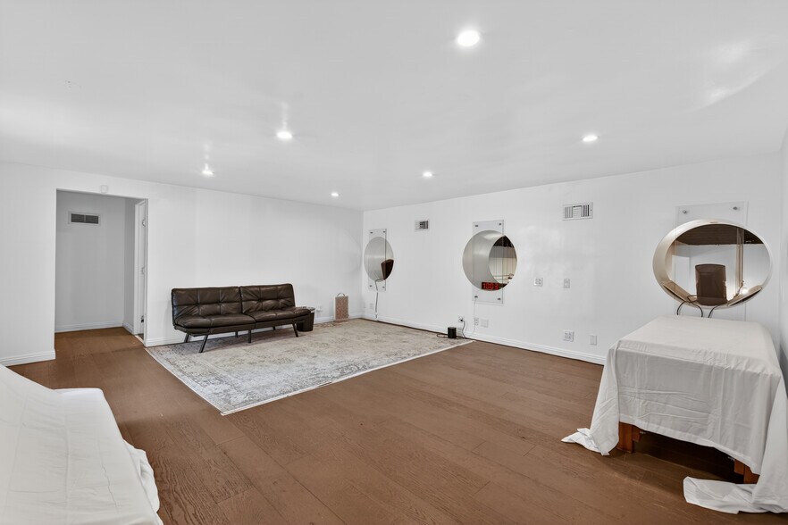 More Photos Of 910 N La Cienega Blvd, Los Angeles Storefront Retail Office For Sale