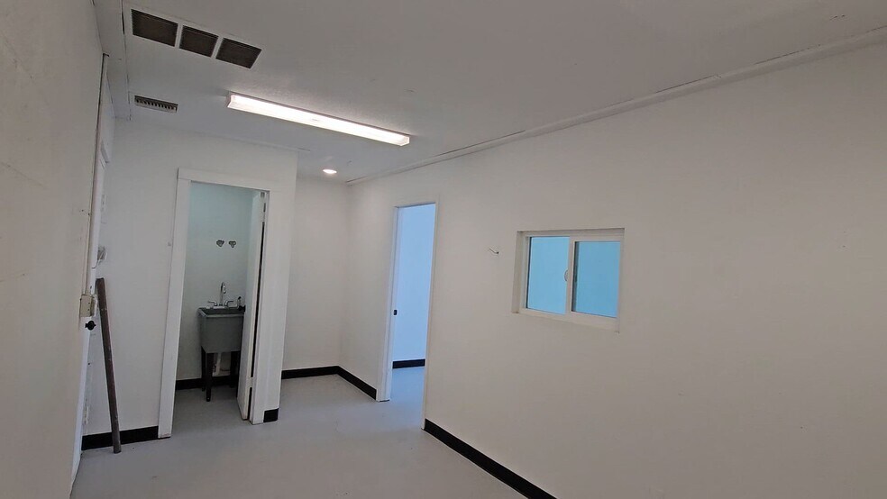 Primary Photo Of 2045 Plaza Dr, Bullhead City Flex For Lease