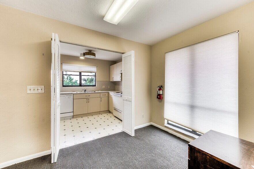 More Photos Of 1149 Periwinkle Way, Sanibel Office For Sale