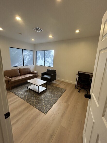 More Photos Of 22157 Clarendon St, Woodland Hills Office Residential For Sale