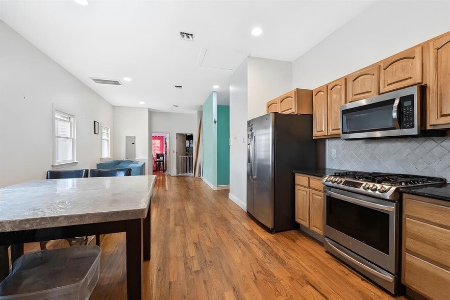 More Photos Of 1303 Summit Ave, Union City Storefront Retail Residential For Sale