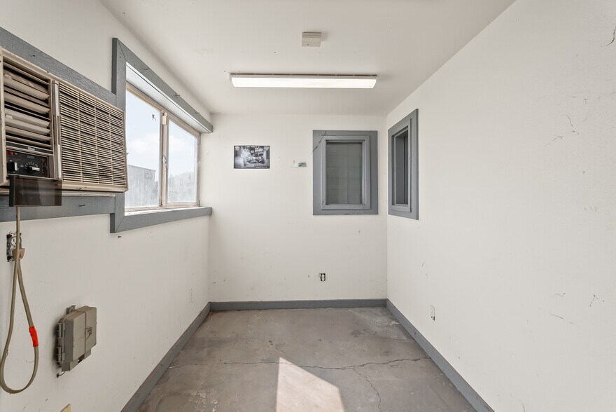 More Photos Of 180 Weyerhaeuser Dr N, Roseburg Warehouse For Sale