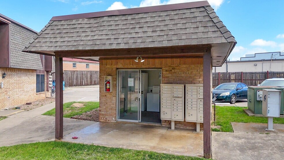 More Photos Of 900 Willowwood St, Denton Dormitory For Sale