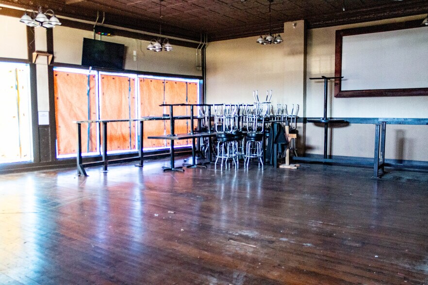 More Photos Of 19 S Broadway St, Louisburg Bar For Lease