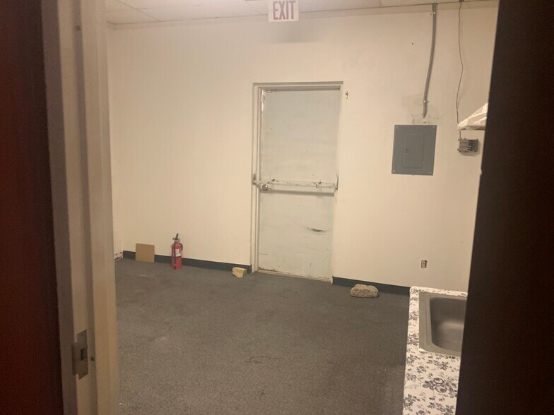More Photos Of 2703-2717 S I 35 Service Rd, Oklahoma City Showroom For Lease