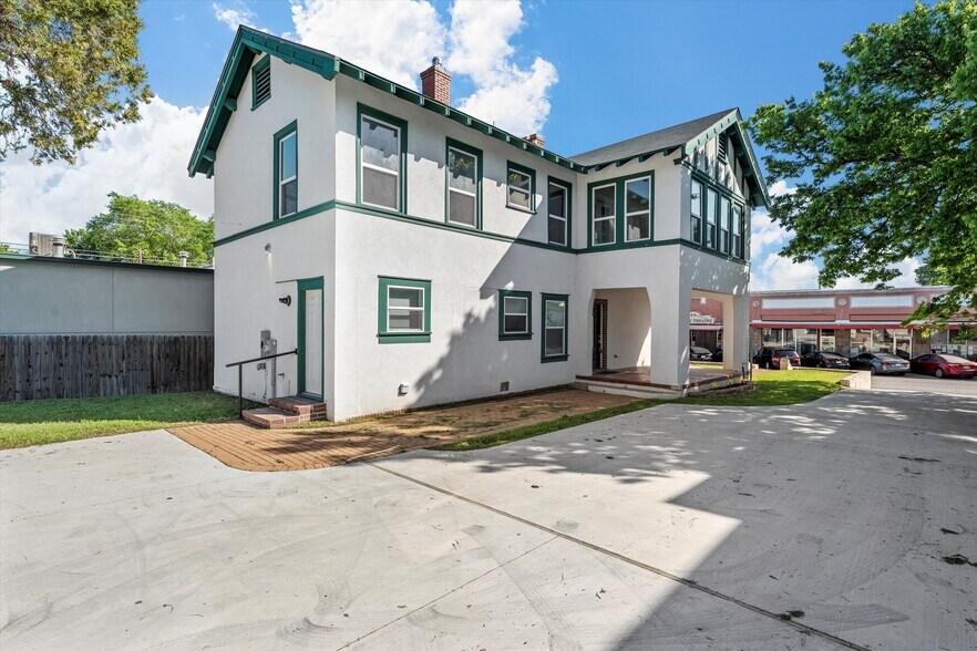 More Photos Of 1314 N 15th St, Waco General Retail For Sale