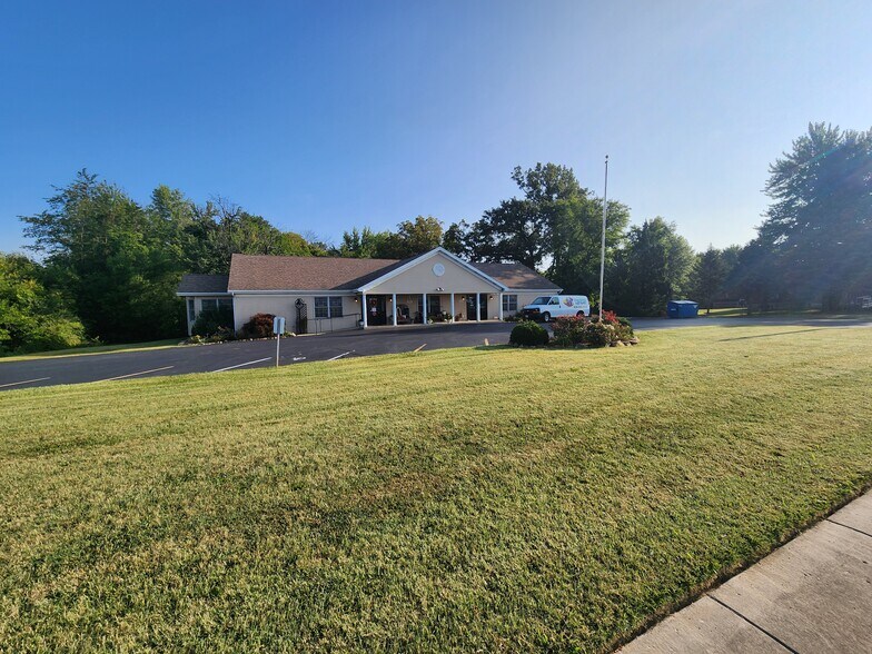 More Photos Of 1500 E Main St, Robinson Storefront For Sale