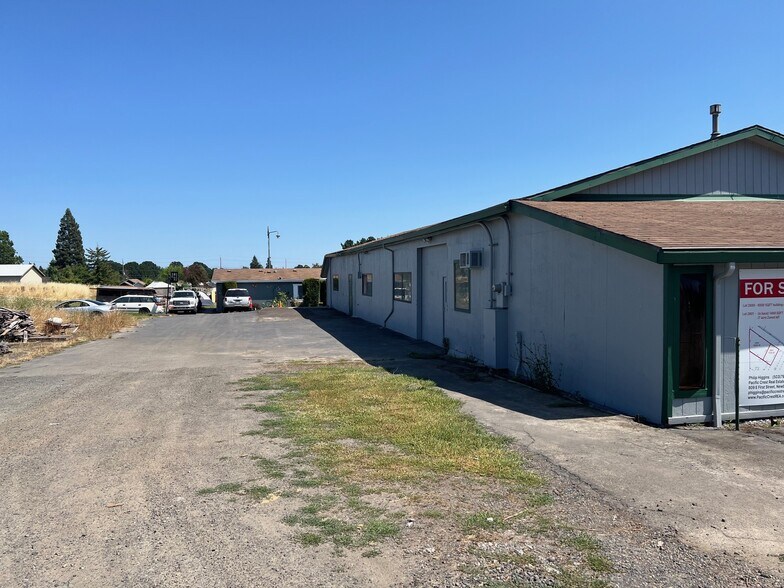 More Photos Of 941 SW Alder St, Dundee Warehouse For Sale
