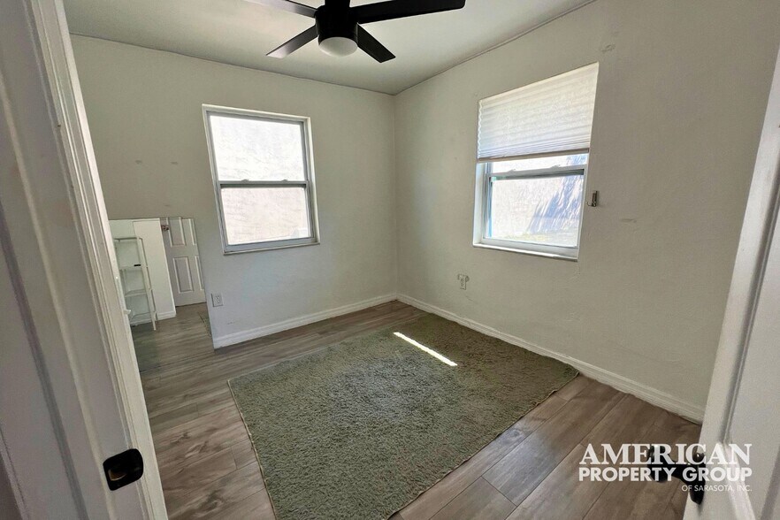 More Photos Of 2048 Bee Ridge Rd, Sarasota Storefront Retail Residential For Sale