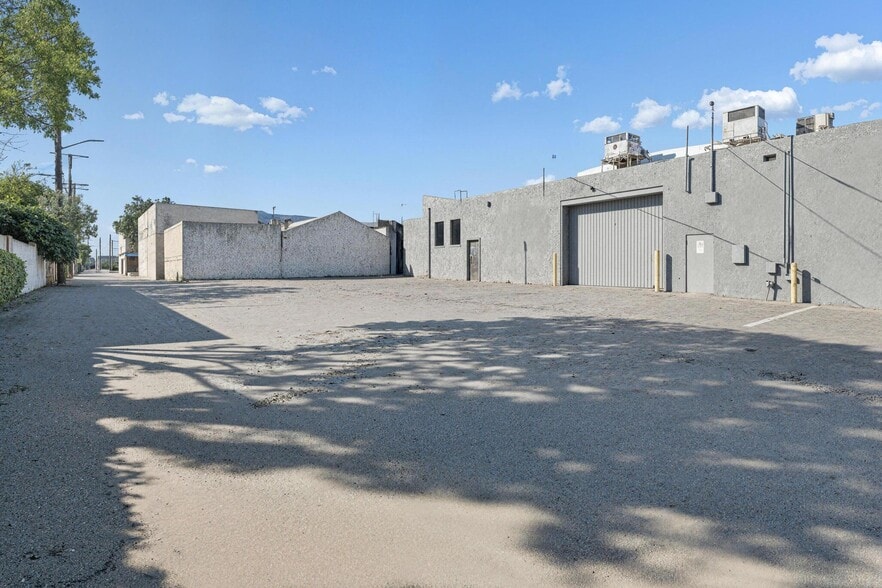 More Photos Of 4000-4004 W Burbank Blvd, Burbank Freestanding For Sale