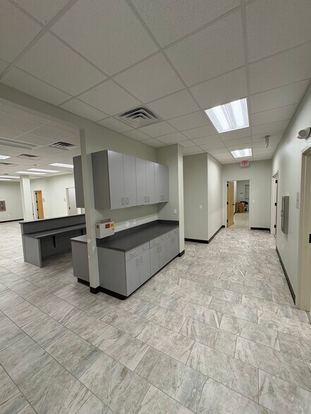 More Photos Of 1418 Heather Dr, Opelousas Office For Sale