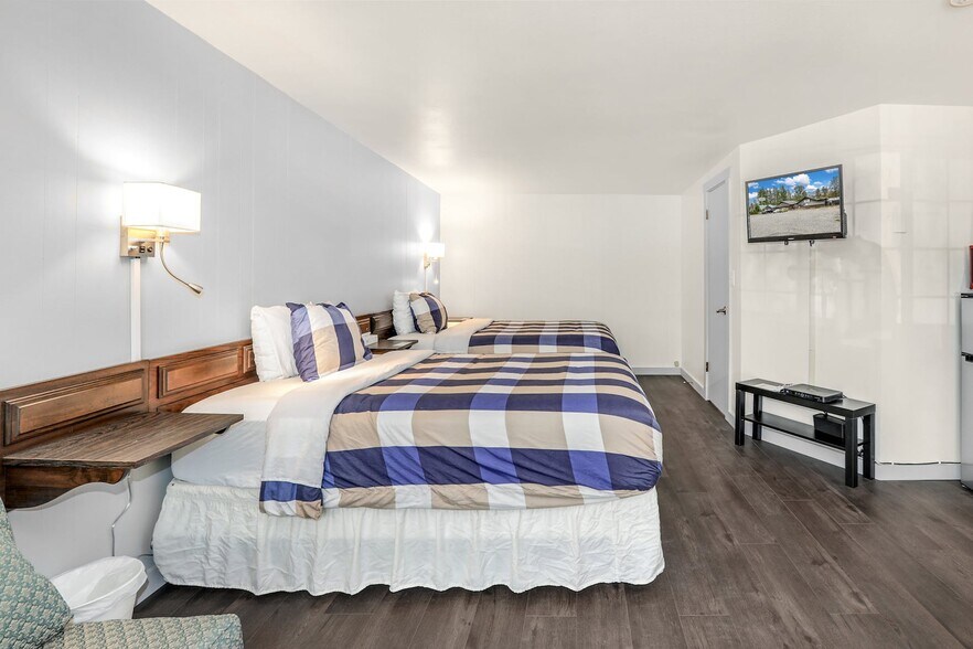 More Photos Of 44618 State Route 20, Concrete Hotel For Sale