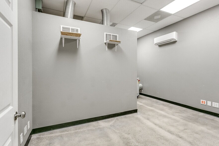 More Photos Of 3212 E Walnut St, Tecumseh Flex For Sale