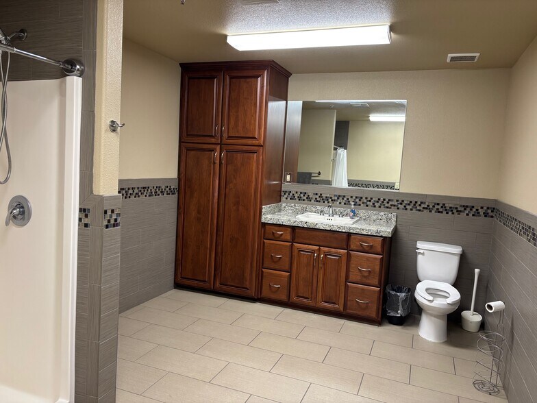 More Photos Of 992 Marchy Ln, Ceres Distribution For Sale