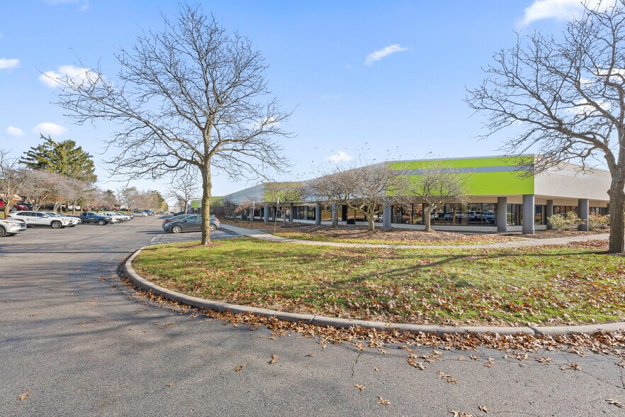 More Photos Of 27260 Haggerty Rd, Farmington Hills Research And Development For Lease