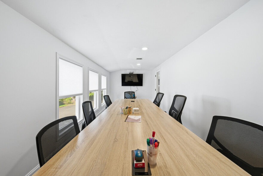 More Photos Of 367 Main St, Oxford Office For Sale