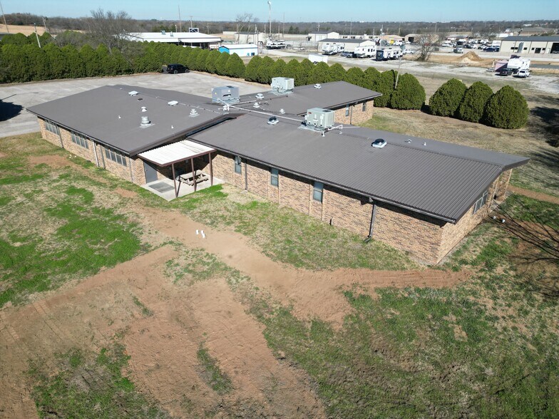 More Photos Of 829 Elks Blvd, Ardmore Office For Sale