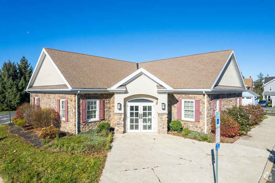 More Photos Of 317 E Landis St, Coopersburg Bank For Lease