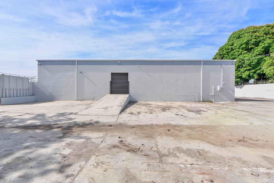 More Photos Of 553 17th St, West Palm Beach Warehouse For Lease