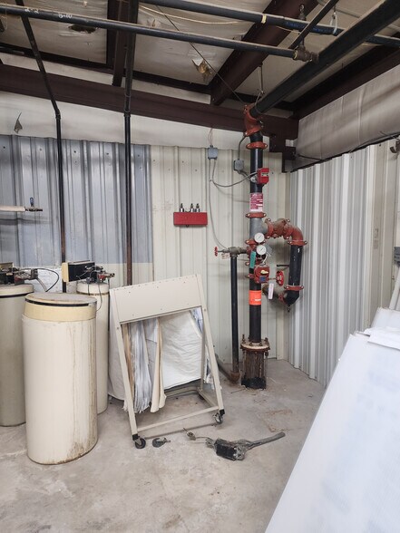 More Photos Of 810-812 SE 3rd St, Lawton Light Manufacturing For Sale