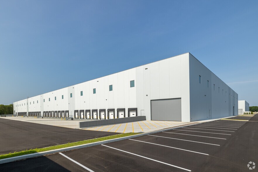 More Photos Of Long Island Expy @ Sills Rd, Medford Distribution For Lease