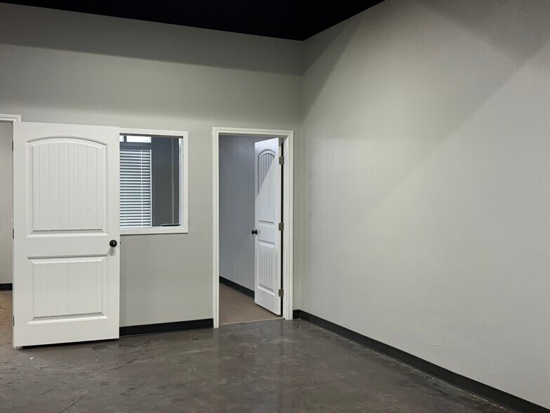 More Photos Of 513 N Lee Ave, Odessa Office For Lease