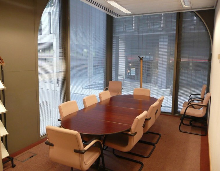 More Photos Of 3 Minster Ct, London Office For Lease