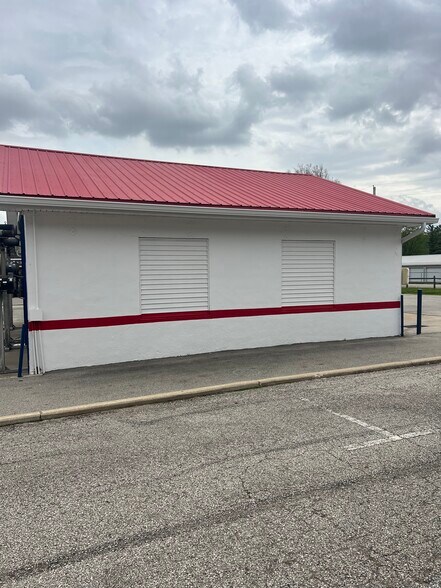 More Photos Of 212 S Broadway, Peru Specialty For Sale