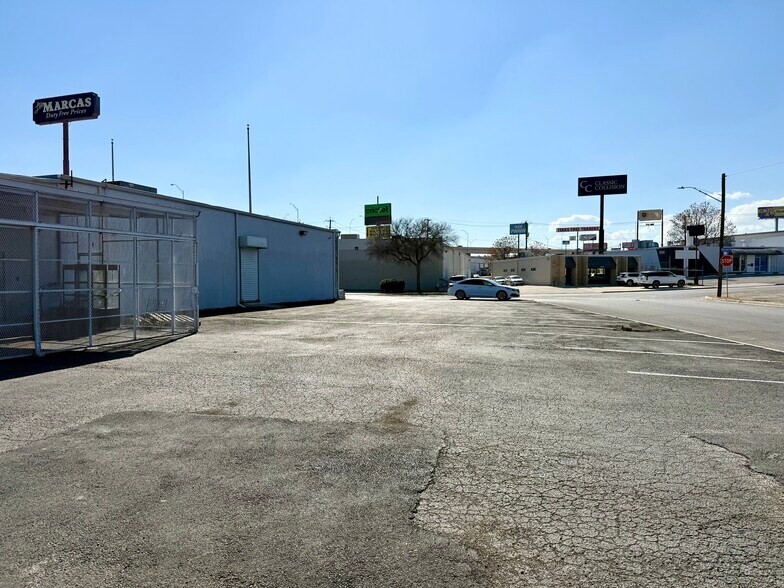 More Photos Of 5607 Kenwick St, San Antonio Showroom For Sale