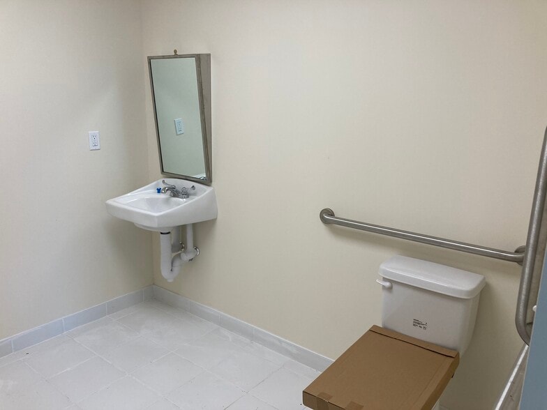 More Photos Of 78 Horseblock Rd, Yaphank Warehouse For Lease