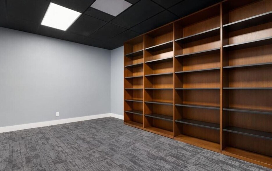 More Photos Of 6820 Walling Ln, Dallas General Retail For Sale