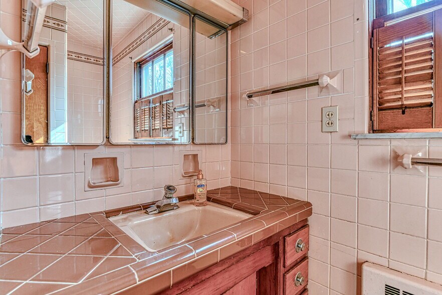 More Photos Of 314 Monmouth Rd, Millstone Warehouse For Lease