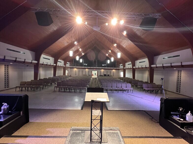 More Photos Of 1400 N Nowell St, Orlando Religious Facility For Lease