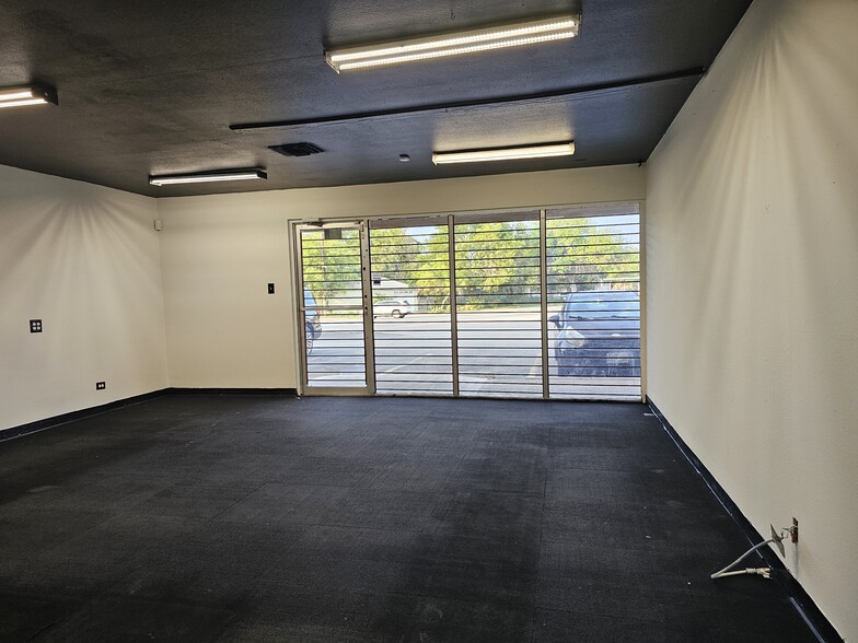More Photos Of 129-137 Bandera Rd, San Antonio Storefront For Lease