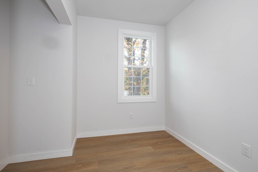 More Photos Of 12 Jansen Ave, Woodbridge Warehouse For Sale