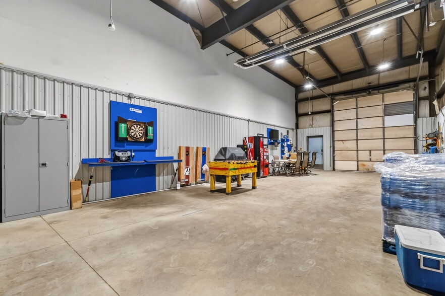 More Photos Of 2081 Piper Ln, London Industrial For Lease