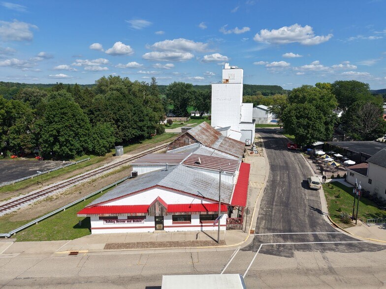 More Photos Of 1009 Mills St, Black Earth Warehouse For Sale