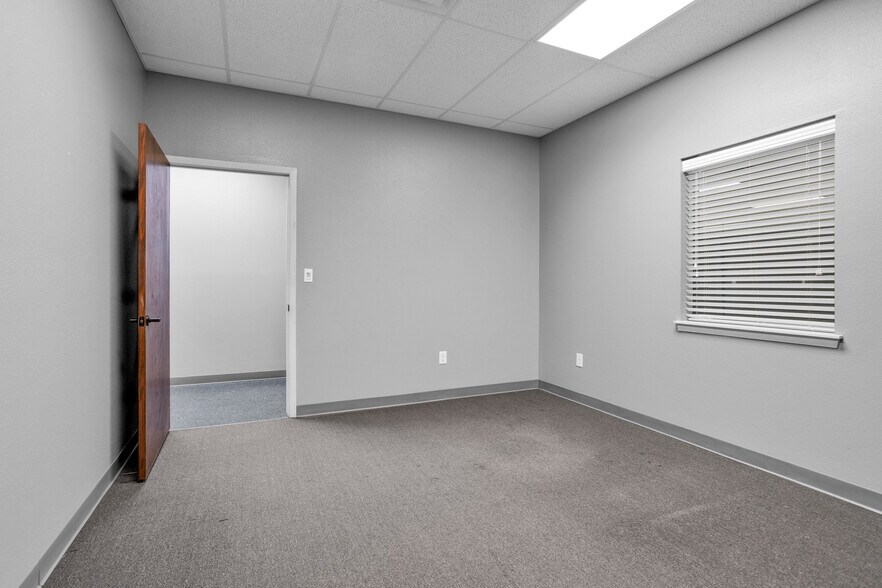 More Photos Of 2418 N Frazier, Conroe Warehouse For Lease