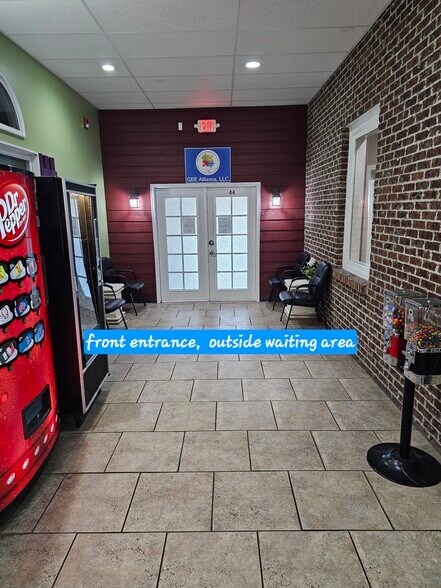 More Photos Of 200 Hobson St, McMinnville Storefront For Lease