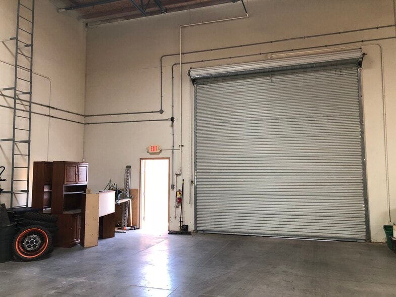 More Photos Of 529 W Sunset Rd, Henderson Distribution For Sale