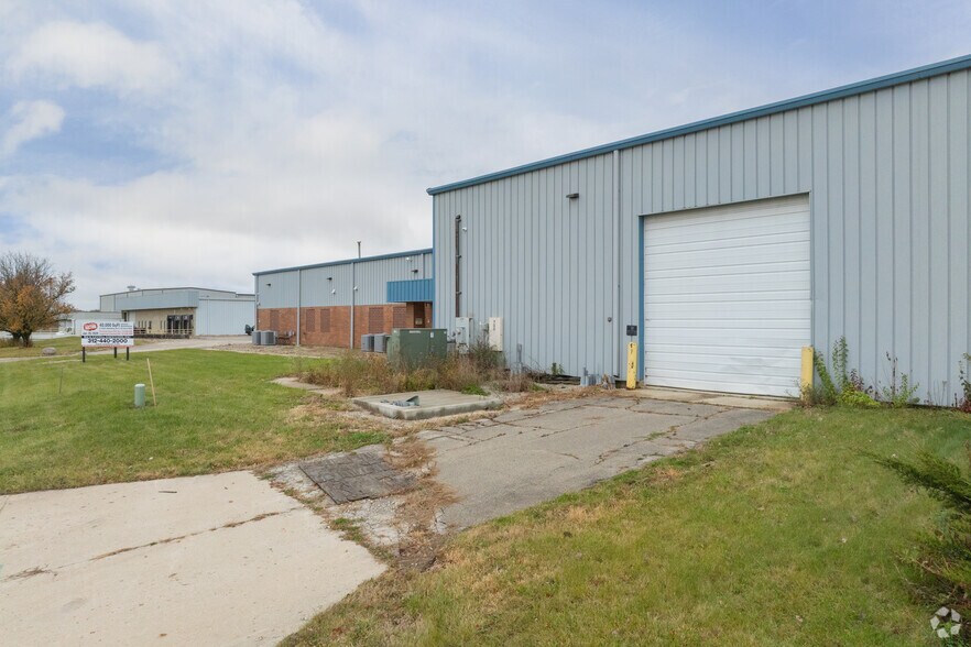 More Photos Of 740 Schneider Dr, South Elgin Manufacturing For Sale