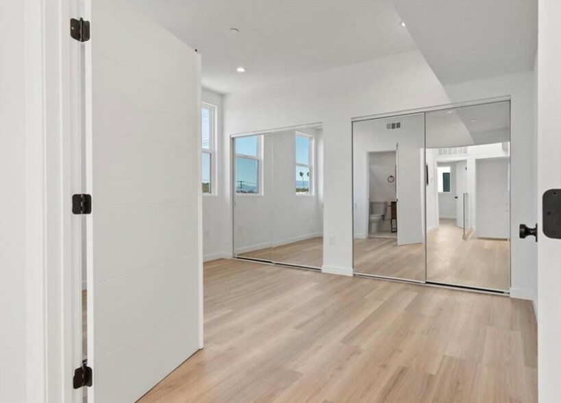 More Photos Of 5526 Blackwelder St, Los Angeles Apartments For Sale