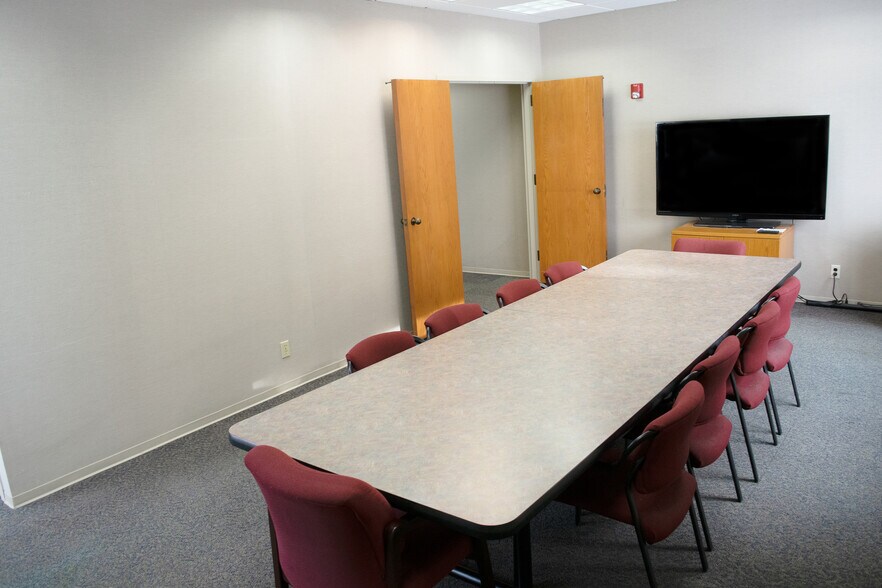 More Photos Of 11780 Borman Dr, Maryland Heights Office For Lease