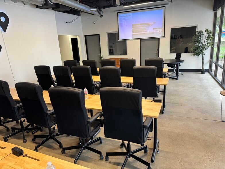 More Photos Of 307 W Pearl St, Granbury Coworking Space