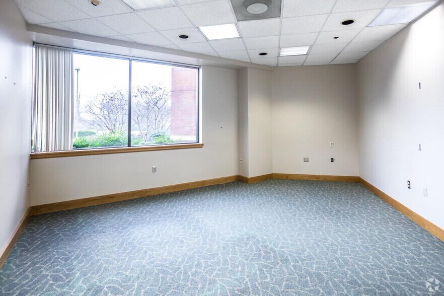 More Photos Of 7275 Goodlett Farms Pky, Cordova Light Distribution For Lease