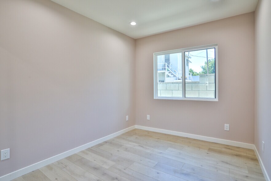 More Photos Of 2111 Scott Rd, Burbank Apartments For Sale