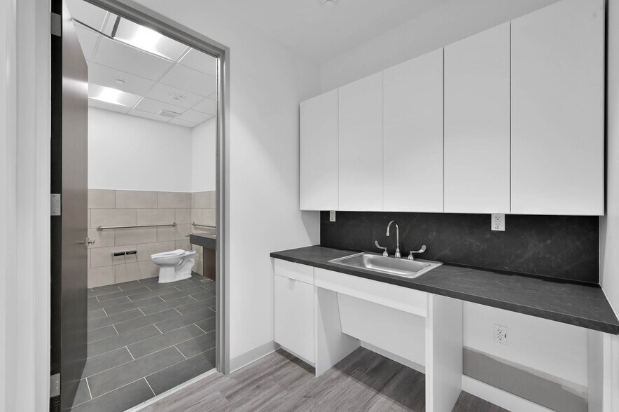 More Photos Of 24527 Gosling Rd, Spring Flex For Lease