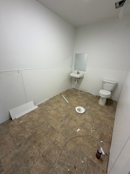 More Photos Of 975 S. 5600 W., Hurricane Unknown For Lease