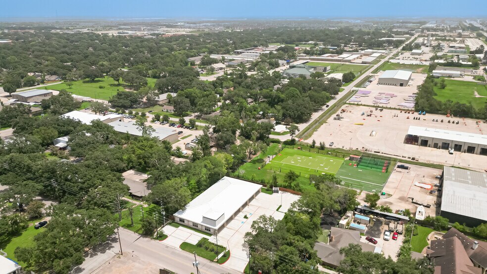 More Photos Of 910 East Ave, Katy Showroom For Sale